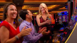 Live Baccarat ဒီလာများနှင့် တိုက်ရိုက်ကစားနေသောမြင်ကွင်း